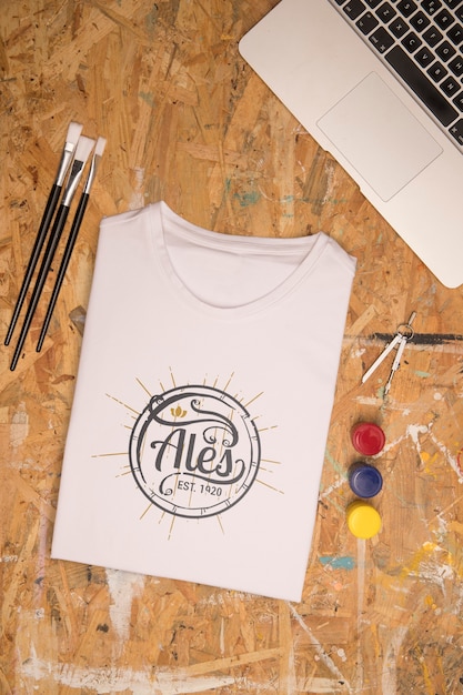 T-shirt bianca piegata vista dall'alto