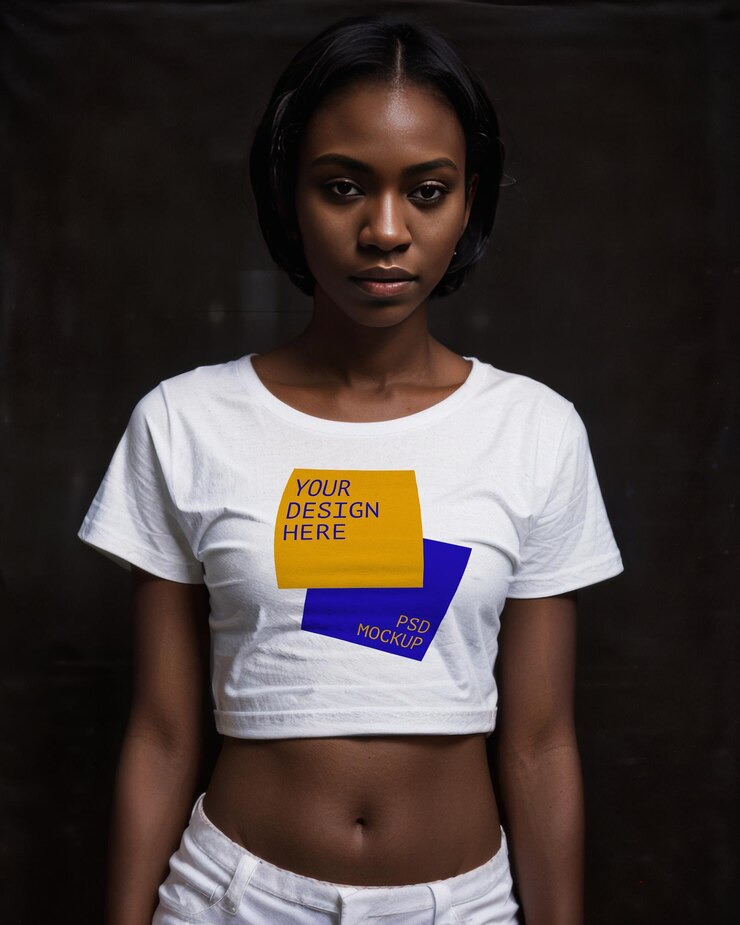 PSD t-shirt blanc mockup tee fille noire merch vitrine modèle de streetwear unisexe marque esthétique