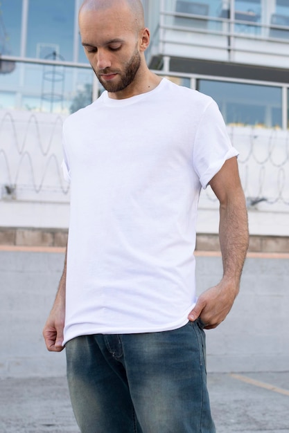 T-shirt branco básico mockup psd homens39s roupas de moda shooting ao ar livre