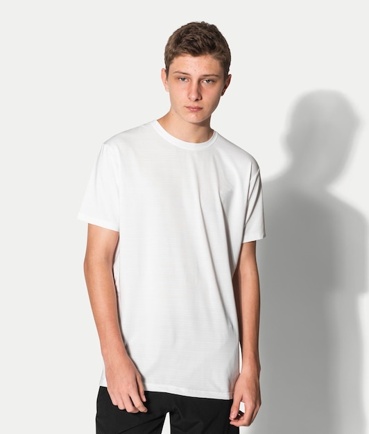 T-shirt branco mockup psd para meninos roupa básica juvenil estúdio de filmagem