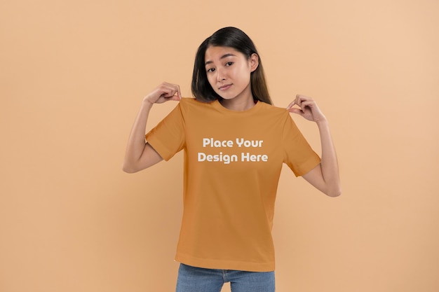 T-shirt brun porté par une femme Mockup PSD Design