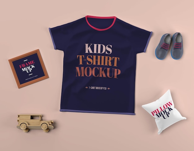 T-shirt infantil mockup psd com sapatos e travesseiro