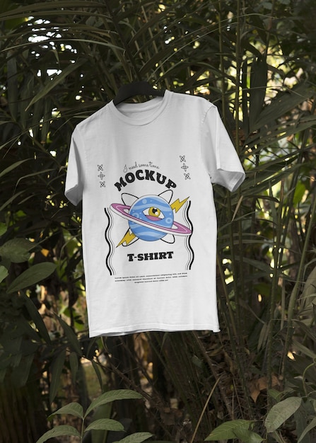 PSD t-shirt legal em mockup de natureza