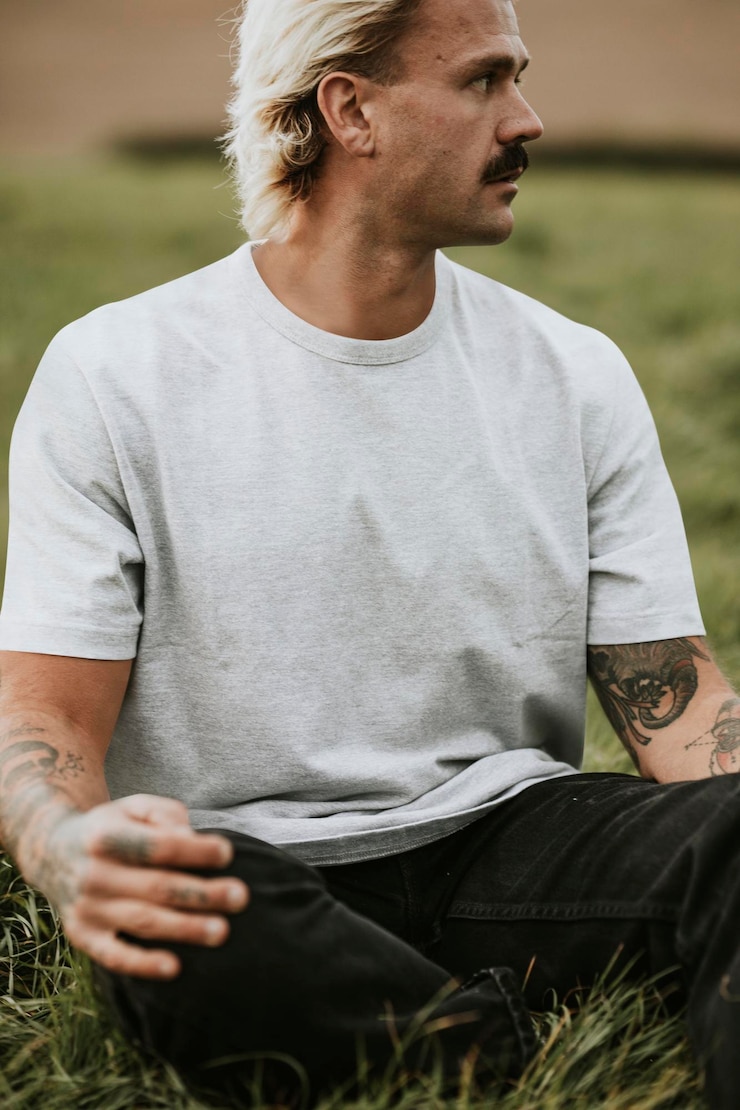 PSD t-shirt maschile psd su un modello tatuato