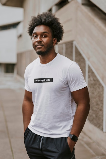 T-shirt masculin de 39 ans modèle de mode décontractée psd