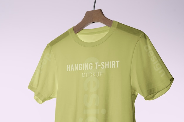 T-shirt mock-up appesa a un gancio di legno