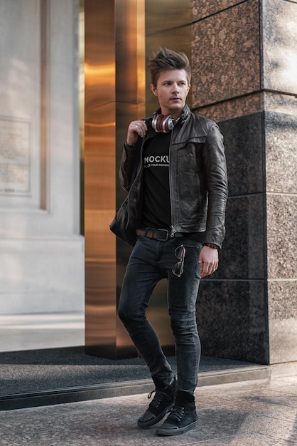 T-Shirt mockup homme élégant avec un casque