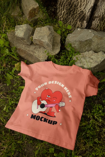 T-Shirt-Mockup in der Natur