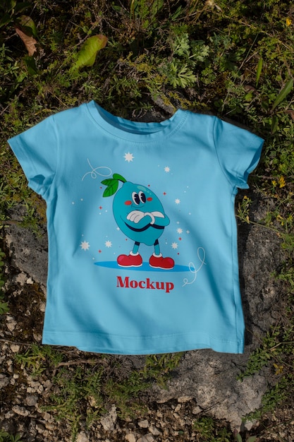 T-Shirt-Mockup in der Natur