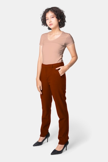 T-shirt-Mockup-PSD mit lockerer Hose für Frauen in der Freizeitkleidung