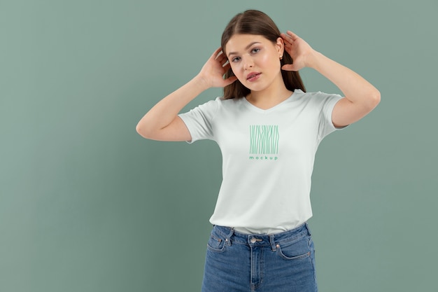 T-Shirt-Modell auf schöne junge Frau