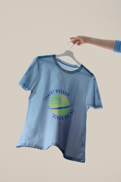 T-Shirt-Modell, das von menschlicher Hand gehalten wird