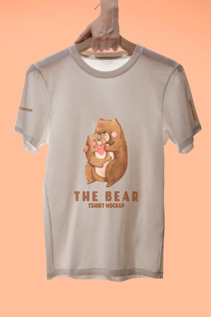 T-Shirt-Modell, das von menschlicher Hand gehalten wird