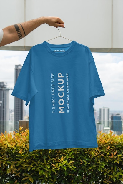 T-Shirt-Modell freie Größe in der Hand
