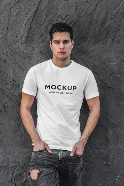 PSD t-shirt-modell stilvoller mann auf schwarzem wandhintergrund
