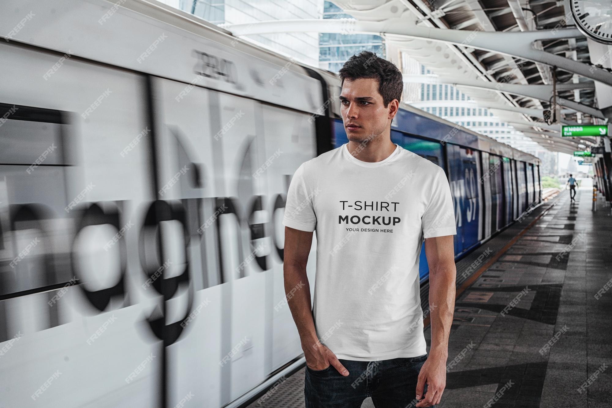 auroch frisk gå i stå T-shirt-modell stilvoller mann in der u-bahn | Premium-PSD-Datei