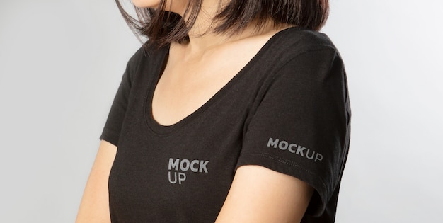 T-shirt modello ragazza mockup