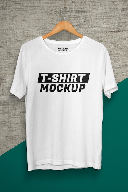 T-shirt realistico con colore e sfondo modificabili