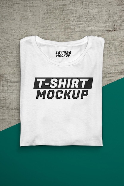 T-shirt realistico con colore e sfondo modificabili