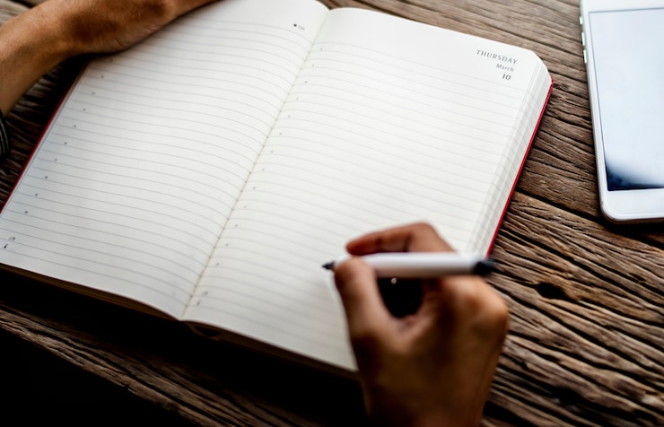 PSD tabella di legno di seduta di scrittura della donna
