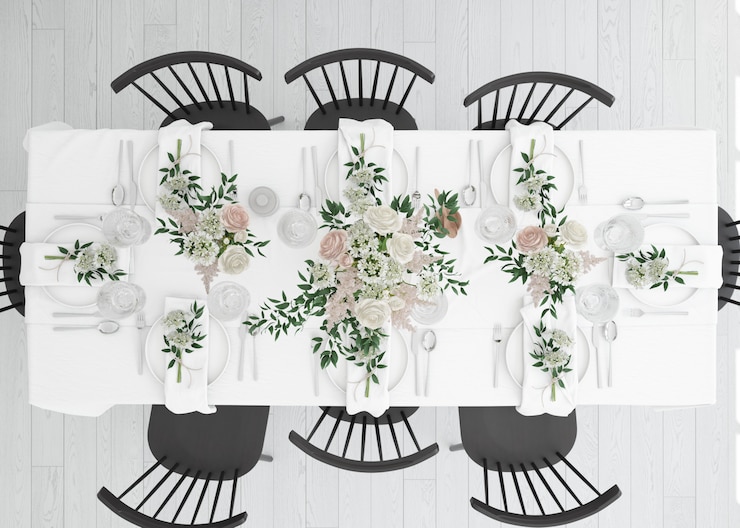 PSD table préparée pour manger avec des couverts et des fleurs décoratives en vue de dessus