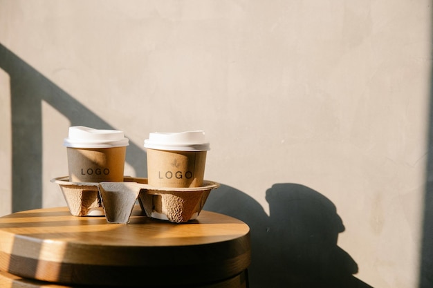 une table avec des tasses et des tasses dessus