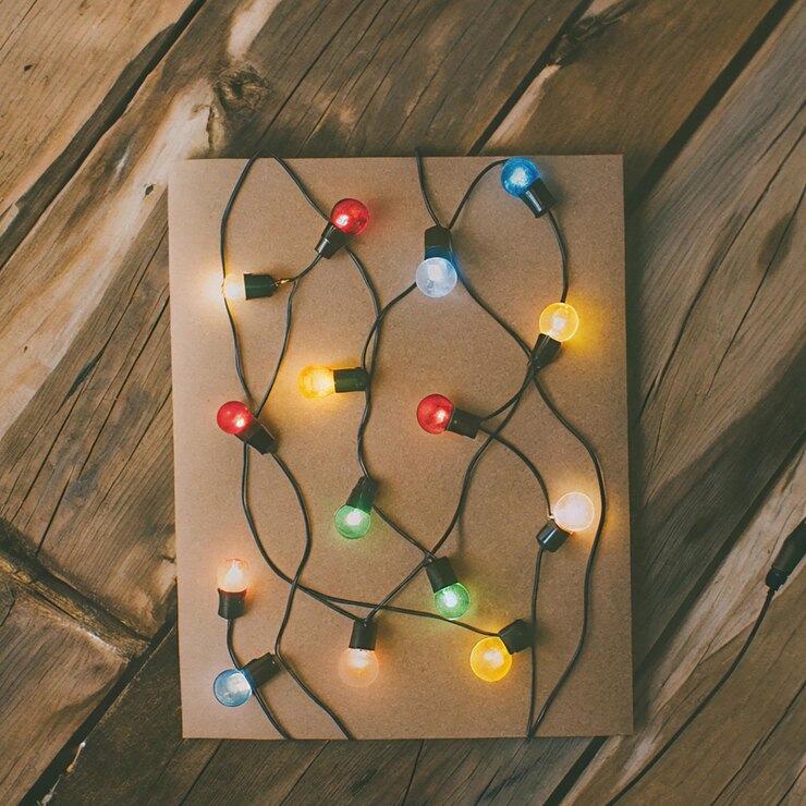 PSD un tablero de madera con luces de navidad en él y un tabler o de madera con una cadena de luces en él