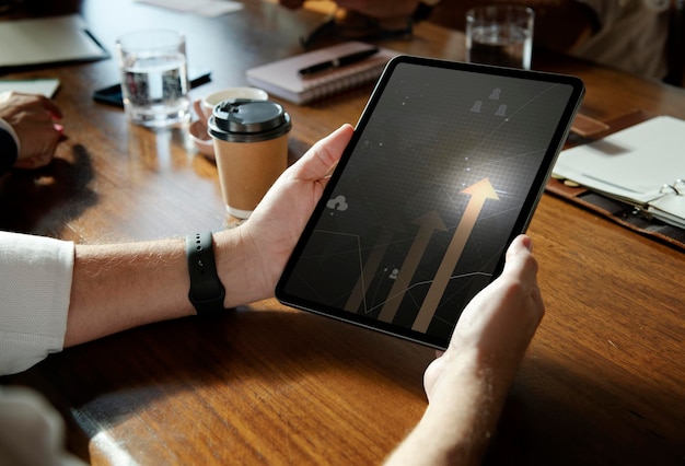 Tablet-Bildschirm-Mockup mit bearbeitbarem Design psd