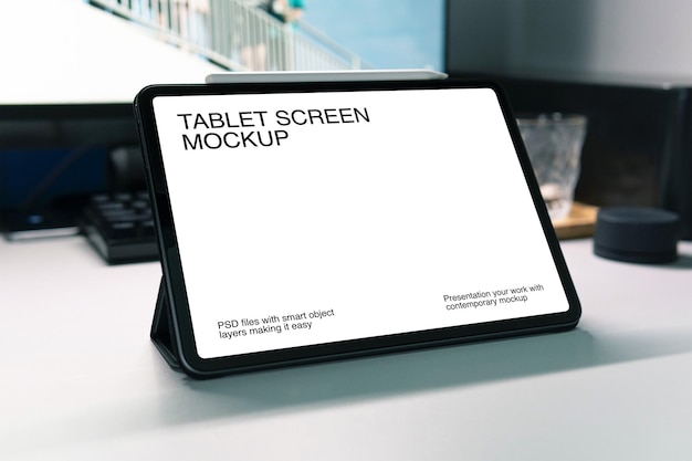 Tablet con custodia pieghevole sul tavolo