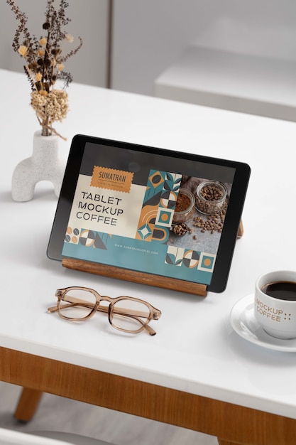 Tablet-gerät mit tasse kaffee