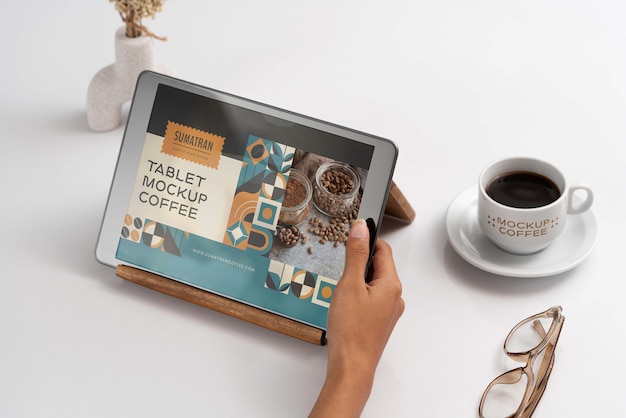Tablet-Gerät mit Tasse Kaffee