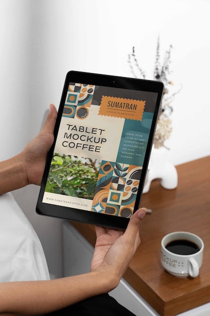 Tablet-Gerät mit Tasse Kaffee