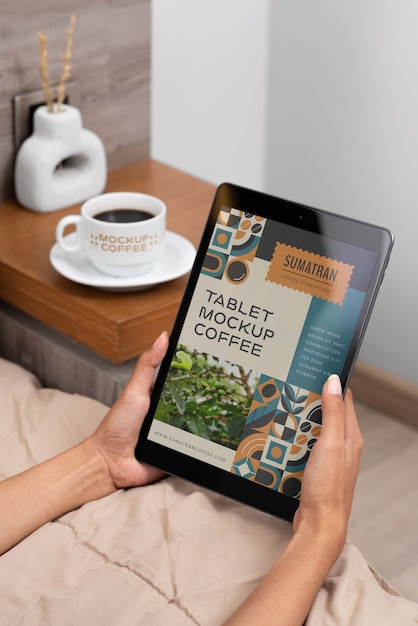 Tablet-gerät mit tasse kaffee