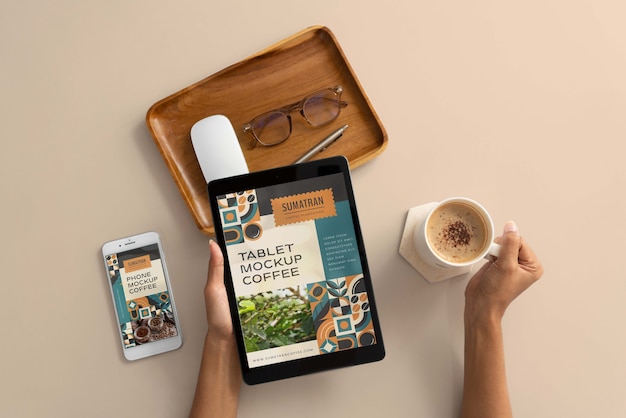 Tablet-Gerät mit Tasse Kaffee