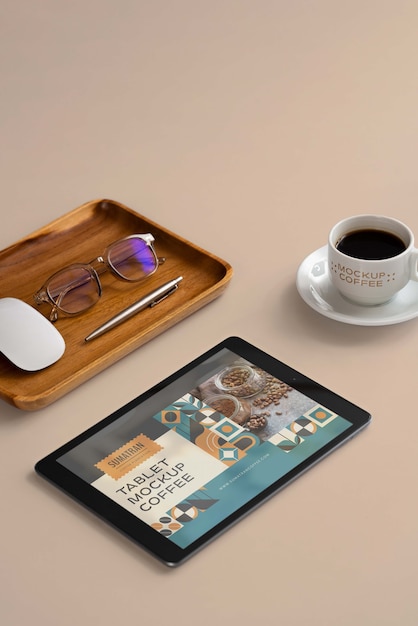 Tablet-Gerät mit Tasse Kaffee