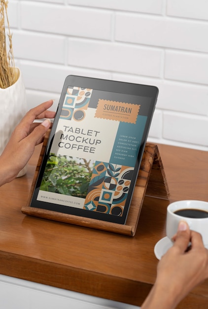 Tablet-gerät mit tasse kaffee