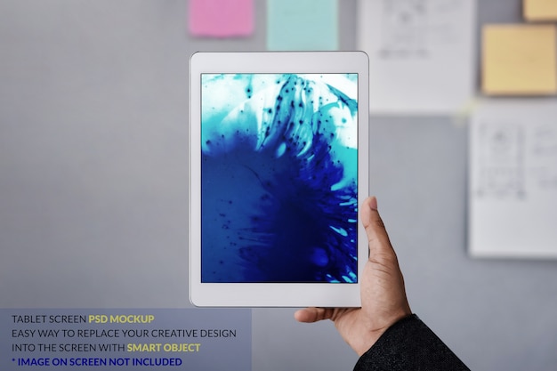 PSD tablet-mockup-bild. digital-tablet an hand mit bildschirmschablone