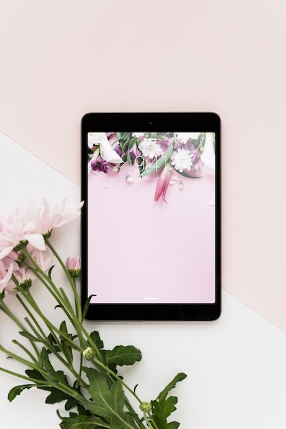 Tablet-Modell mit Blumen