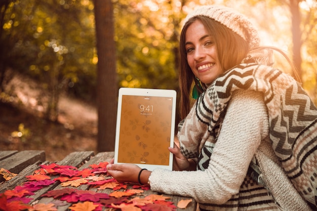 Tablet-modell mit herbstkonzept