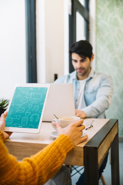 Tablet-modell mit paaren im büro