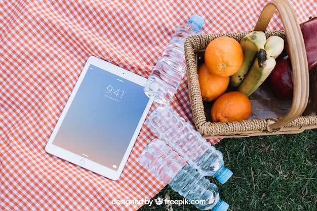 Tablet-Modell mit Picknick-Konzept