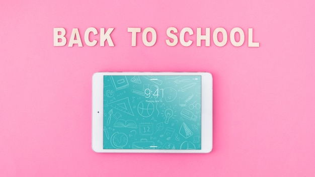 Tablet-Modell mit zurück zu Schulkonzept