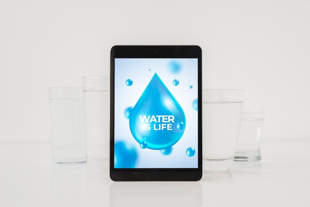 Tablet modello con il concetto di acqua