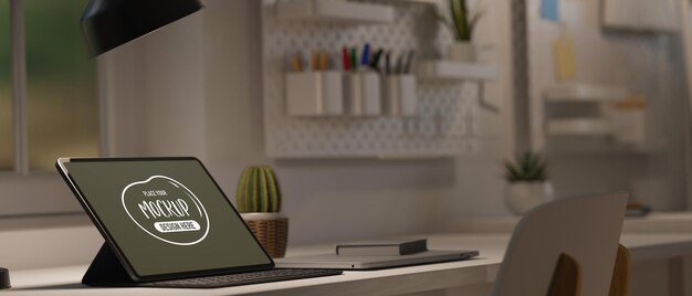 tablet na mesa com luz fraca do abajur com espaço de trabalho moderno projetado em branco e espaço de cópia