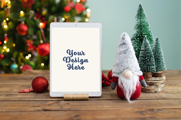 Tablet na vertical com tela em branco para maquete Mesa de madeira com tablet e decoração de Natal