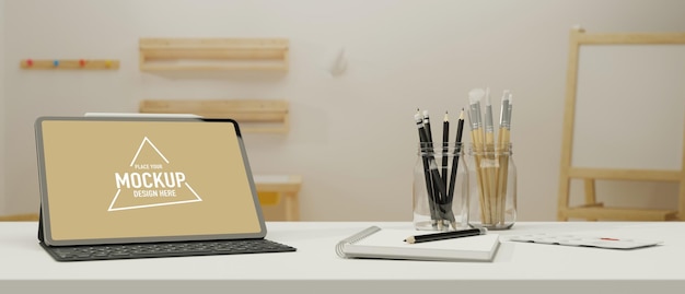 Tableta digital con pantalla de maqueta y teclado en la mesa de estudio