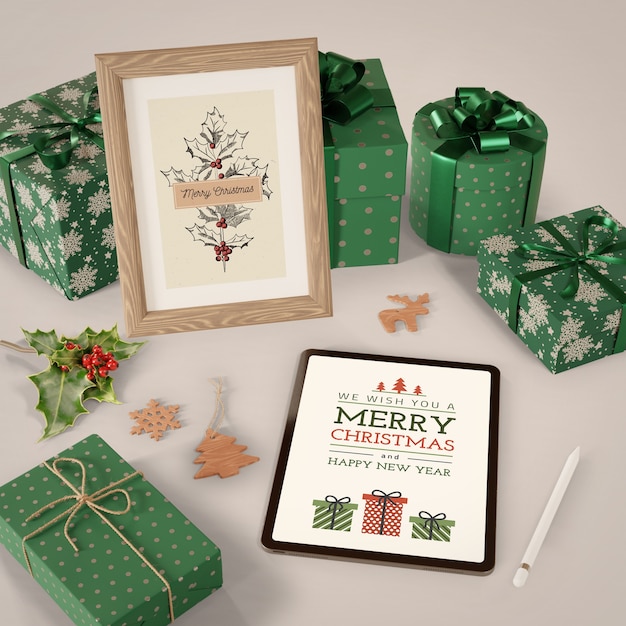 Tableta y pintura con tema navideño