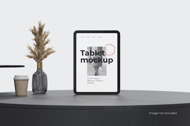 Tablett-Mockup auf dem schwarzen Tisch