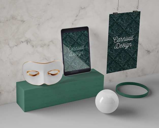 Tablette et masque préparés pour le carnaval