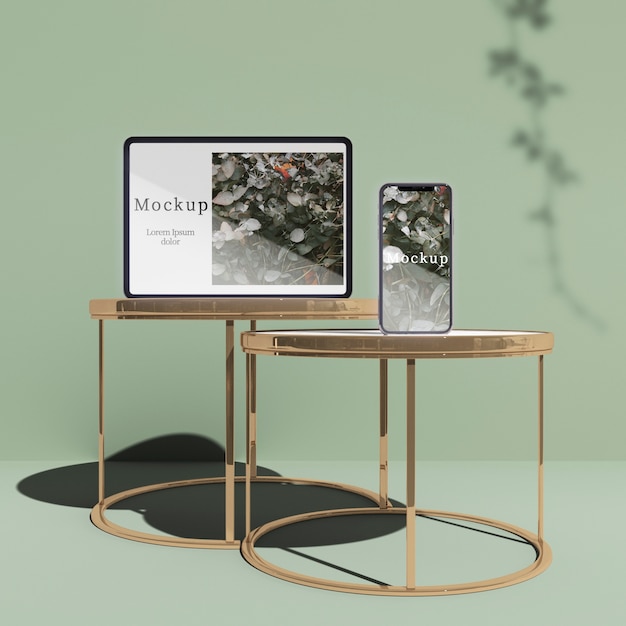 Tablette et smartphones sur des tables avec des ombres